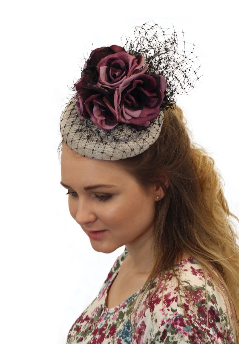 SMALL BUTTON HAT WITH FLOWERS